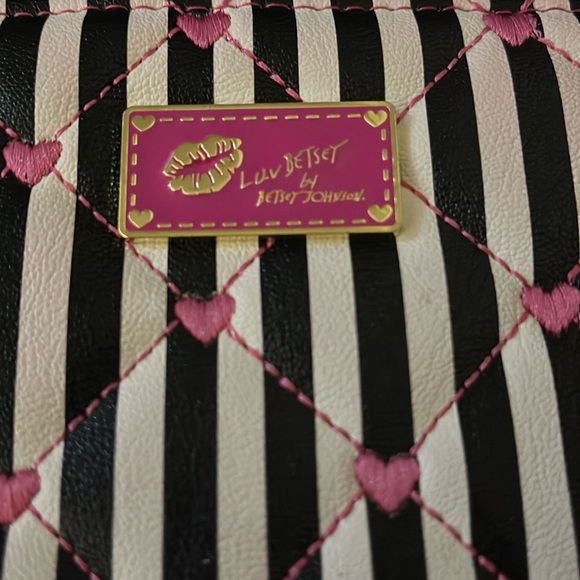 Beautiful Betsey Johnson Quilted Heart Wallet - Picture 2 of 5